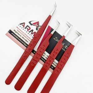 Pinzas Profesionales Ecológicas para Extensión de Pestañas con Logotipo Personalizado, Punta Puntiaguda, Mango Sostenible con Estampado de Corazón y Recubrimiento Rojo - Product Image 2