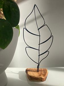 Escultura Moderna Abstracta de Hojas de Alambre con Base de Madera, Ideal para Decoración de Mesa, Sala de Estar, Oficina y Estanterías, Procedente de la India - Product Image 4