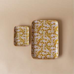 Plateau de service rectangulaire en métal émaillé floral fait main avec base décorative en bois de manguier pour la décoration intérieure et les ustensiles de cuisine - Product Image 1