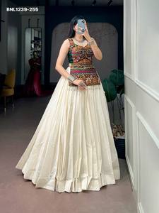 Ropa para festivales: Lehenga blanco de algodón Cora con diseño sólido y ampliamente vuelto, blusa estilo corsé con bordado estilo Kutchhi. Exportador indio. - Product Image 4