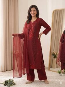 Conjunto de traje salwar premium Mal Chanderi con espejo de mano, bordado de lentejuelas y dupatta de organza - Product Image 4
