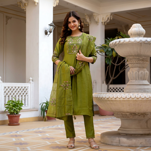 Conjunto de Kurti con bordados de diseño de última moda para todas las ocasiones, ropa de boda, vestidos indios disponibles al mejor precio. - Product Image 1