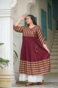 ชุดเซ็ตผ้าเรยอนพิมพ์ลายทางสำหรับผู้หญิงไซส์พลัส แบบ Anarkali Kurti แขน 3/4 คอ Angrakha สีแดงเลือดหมู สไตล์ชาติพันธุ์ลำลอง ทรงบาน เหมาะสำหรับงานเทศกาล - Product Image 2