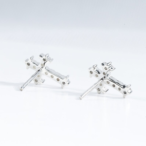 Boucles d'oreilles modernes en or avec croix en diamant, bijoux minimalistes, inspirés de la foi, bijoux religieux raffinés, cadeau significatif pour elle - Product Image 2