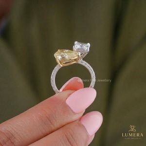 Bague Toi et Moi personnalisée certifiée IGI, avec deux pierres en diamant de laboratoire jaune taille poire et blanc taille princesse, et bande pavée - Product Image 3