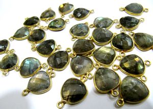 Breloques en labradorite naturelle 14 mm, forme briolette triple triangle, gris, avec double boucle et serti - Product Image 6