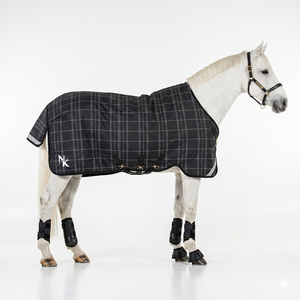 Couverture d'extérieur légère et imperméable pour chevaux, respirante, en polyester noir texturé, pour la pluie - Product Image 1