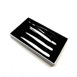 Pince à épiler professionnelle en satin argenté mat, logo personnalisé, écologique, en acier inoxydable, pointes biseautées et pointues, ciseaux à ressort - Product Image 1