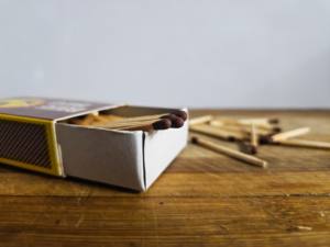 Allumettes de sécurité en bois 5H, tête noire et marron, vente en gros, prix d'usine, pour usage domestique, exportateur fabricant indien - Product Image 2