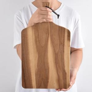 Planche à découper en bois d'acacia, épaisse, durable, compatible couteaux, avec rainure profonde pour le jus, poignée et sangle de suspension, idéale pour la cuisine - Product Image 2