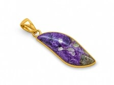 Pendentif HA Gems en argent plaqué or avec charoïte naturelle, serti clos, forme triangulaire, style solitaire bohème, bijoux de fiançailles pour femme - Product Image 2