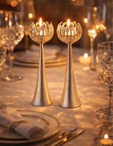 Candelabro de Metal Dorado, Forma Cilíndrica, Resistente al Calor, Decoración para el Hogar - Product Image 1
