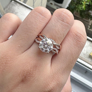 Anillo Cruzado de Cuatro Puntas con Diamante CZ Blanco de Corte Redondo Premium, Joyería Elegante para Esposa, Regalo de Aniversario - Product Image 3