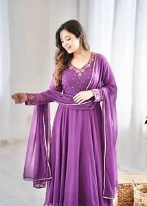 El ajuste favorecedor y el diseño étnico clásico lo convierten en un conjunto imprescindible para mujeres que adoran la moda tradicional elegante y moderna. - Product Image 3