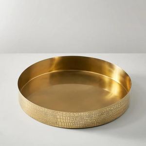Bandeja Redonda de Latón Dorado de Lujo al por Mayor, Plato de Servicio para Hotel con Borde de Textura de Cocodrilo Elegante y Acabado Satinado Pulido - Product Image 1