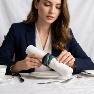 Anneau de serviette en résine marbrée ambre orange avec motif tourbillonnant – Accessoire de table durable, moderne et luxueux pour anniversaire, élégant pour la salle à manger - Product Image 1