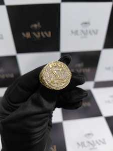 แหวนตราสัญลักษณ์ดีไซเนอร์ เครสต์  แหวนค็อกเทลเงินแท้ 925 ประดับมอสซาไนต์ - Product Image 5
