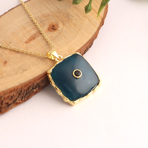 Collar al por mayor con colgante de cabujón de apatita y jade con detalles de circonita negra, chapado en oro de 18k y cadena geométrica. - Product Image 1