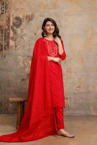 Conjunto de Traje de Algodón Rojo Escarlata de Lujo con Cuello Adornado, Pantalones Rectos y Dupatta a Juego para Mujer - Product Image 4