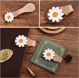 Marcapáginas decorativo de alta calidad con forma de hoja de arce en cuero, compañero perfecto para libros, diarios y agendas, a la venta a bajo precio. - Product Image 5