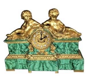 Horloge de bureau moderne en verre et cristal à quartz numérique silencieuse en malachite verte, avec un rythme opulent et une essence intemporelle - Product Image 4