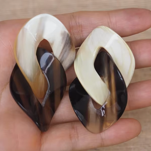Boucles d'oreilles artisanales modernes en corne de buffle, écologiques, au meilleur prix, par Decor World Expo - Product Image 1