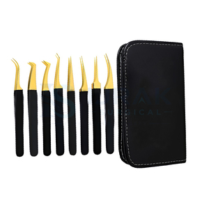 Ensemble de pinces à cils de précision plaquées or avec poignées noires et étui de transport - Product Image 3