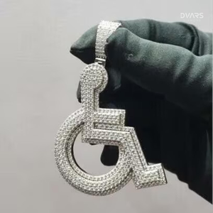 จี้โมอิสซาไนต์รูปโลโก้คนพิการบนรถเข็น ดีไซน์หรูหรา ชุบทอง 18K ประดับเพชรแบบไมโครเพฟ สไตล์ฮิปฮอป เงินแท้ 925 - Product Image 1