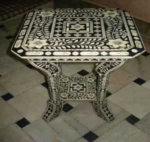 Mesa de centro ovalada negra con incrustaciones florales blancas sobre bases de pedestal doble, disponible a precios de mayorista. - Product Image 4