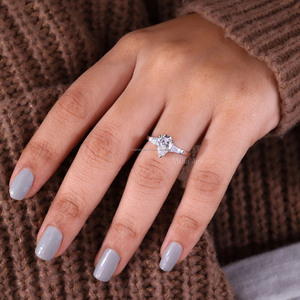 Impresionante anillo de compromiso de diamante de corte de pera cultivada en laboratorio, Baguette cónica lateral de tres piedras, regalo de aniversario de boda, plata y oro - Product Image 6
