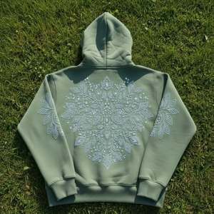 Sudadera con Capucha Extra Grande de Poliéster/Algodón, Ecológica, 240g, con Bolsillo Frontal, Estilo Casual Urbano para Hombre y Mujer, con Pedrería - Product Image 3