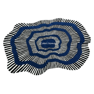 Alfombra Tejida a Mano con Ondas Hipnóticas de Lana de Nueva Zelanda |   Alfombra Decorativa Abstracta Azul y Negra - Product Image 1