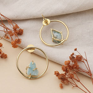 Pendientes de latón chapado en oro con amazonita natural hechos a mano – Elegantes pendientes redondos con piedras para mujer - Product Image 2