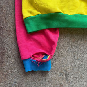 Sudadera con Capucha Urbana para Hombre con Texto Gráfico Atrevido y Arte en las Mangas, Moda Urbana Moderna, Ajuste Cómodo y Relajado, Sudadera para Uso Diario - Product Image 3