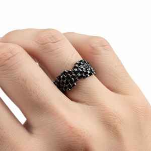 Bague vintage Eternity, cadeau pour l'amour, conçue pour symboliser la romance éternelle, un lien intemporel et une élégance classique des bijoux. - Product Image 3