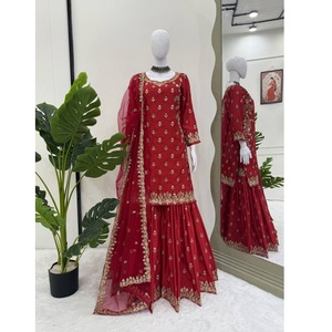 Conjunto de vestido Sharara étnico de seda Chinon de lujo con bordado elaborado y dupatta de red con diseño de mariposas para boda - Product Image 1