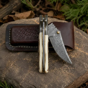 Cuchillo plegable de acero de Damasco con mango de estagio y funda de cuero para bushcrafting - Product Image 3