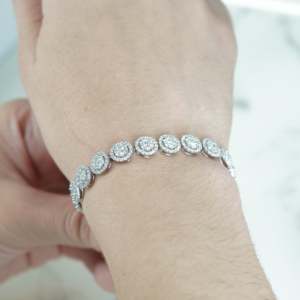 Bracelet en or blanc 18 carats de qualité supérieure, avec grappe de fleurs et diamants ronds, bijoux de luxe pour femmes, cadeau de mariage disponible à la vente - Product Image 6