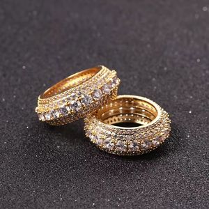 Anillo de banda ancha con forma de diamante de lujo para hombre y mujer, chapado en oro con circonita cúbica, joyería llamativa estilo hip hop. - Product Image 3