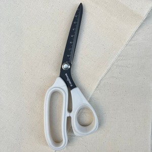 Ciseaux de couture de haute qualité - Accessoire de couture - Lame en acier inoxydable de 9 pouces, poignée ergonomique en nylon blanc souple - Product Image 3