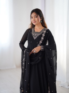 ชุดเดรส Anarkali ผ้าจอร์เจตต์เนื้อหนาปักลายลูกปัดและงานปักดิ้นทอง พร้อมผ้าคลุมไหล่แบบ Latkan ขนาดใหญ่ 6 ครึ่งเมตร และกางเกงขายาว - Product Image 4