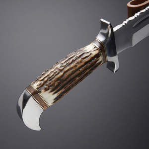 Couteau de survie extérieur classique de haute qualité avec manche en corne de cerf, en acier Damas, service OEM, garantie de 3 ans, fabriqué au Pakistan - Product Image 4