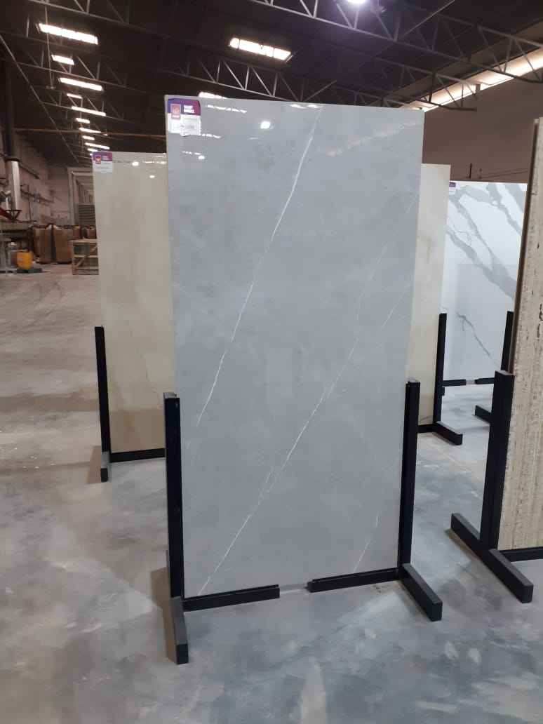 Gris clair avec de légères veines blanches