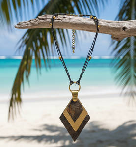 Colgante Artesanal de Cuerno de Búfalo My Druther Persona con Latón Texturizado con Diamantes Incrustados sobre Hilo de Algodón Tejido con Cuentas Metálicas - Product Image 5