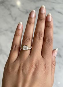 Bague de fiançailles en or massif 18 carats certifiée IGI avec diamant de laboratoire taille coussin rectangulaire et trois pierres serties clos - Product Image 4