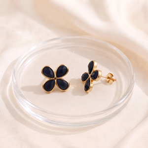Boucles d'oreilles délicates en onyx noir, motif fleur trèfle à quatre feuilles, plaqué or 18 carats, pierre de naissance d'août, faites à la main, coupe poire, bijoux botaniques R - Product Image 1