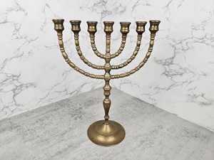 Menorah de Aluminio de Diseño Exclusivo para Marca Privada, Ideal para Ceremonias Religiosas, Decoración Festiva, Elegante para Mesa de Comedor y Sala de Estar - Product Image 1