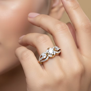 Anillo de Lujo con Halo de Diamantes de Tres Piedras en Oro, con Diseño de Tallo Dividido, para Mujer, para Boda y Aniversario - Product Image 2