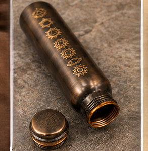 Bouteille d'eau en cuivre avec symboles des chakras, design bohème, écologique, vaisselle en métal pour usage extérieur, bouteille d'eau pour la méditation - Product Image 2