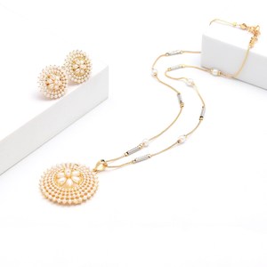 Conjunto de Collar y Pendientes de Perlas Blancas con Baño de Oro y Adornos Florales RAY FINE ORNATES, Joyería de Boda para Novia, Regalo, Certificado IGI - Product Image 3